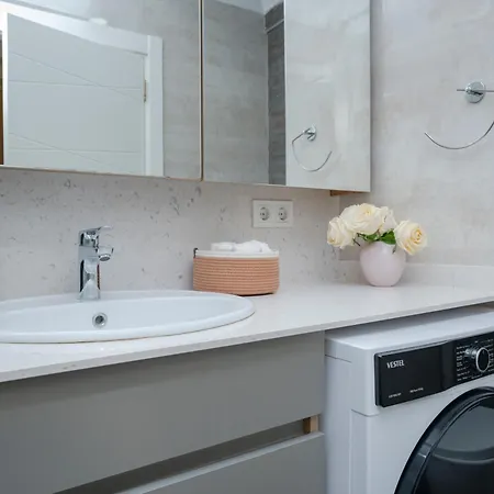 3-bedroom 2-bathroom Duplex With Elevator شقة اسطنبول